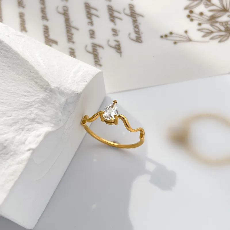 Twisted Dewdrop Ring- Size 7